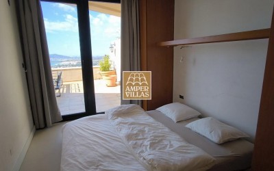 Precioso y acogedor apartamento con vistas panorámicas al mar y las montañas.